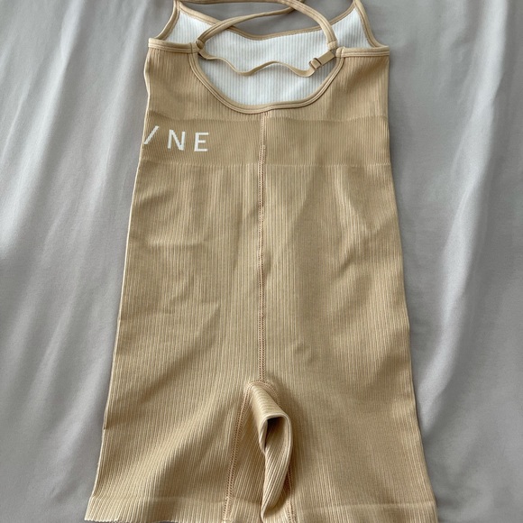 ❌❌SOLD❌SOLD❌❌DO NOT BUY!❌OFFLINE By Aerie Ribbed Seamless Logo 5" Bodysuit - Picture 7 of 9